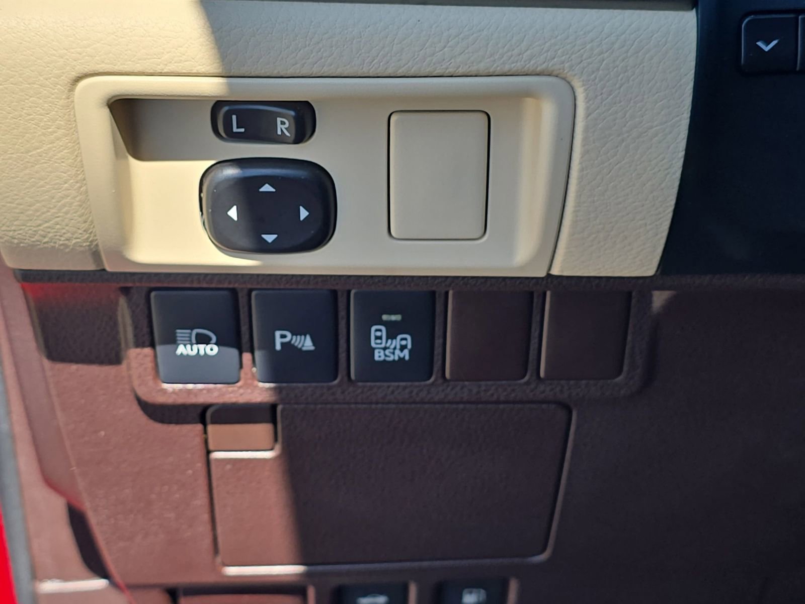 Used 2016 Lexus ES 300h w/ Luxury Package w/Wood Trim FWD image 29