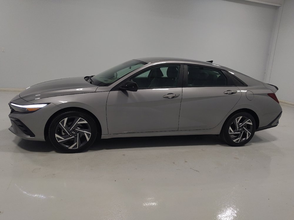 Used 2025 Hyundai Elantra Sport FWD image 2