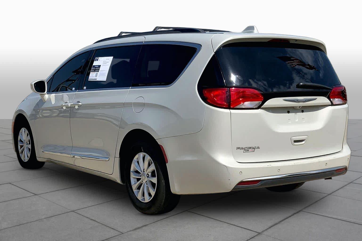 Used 2017 Chrysler Pacifica Touring-L FWD image 10