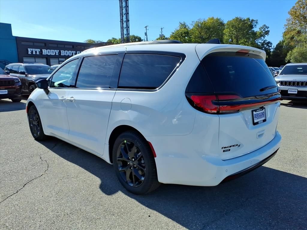 New 2026 Chrysler Pacifica Select w/ S Appearance Package FWD image 6