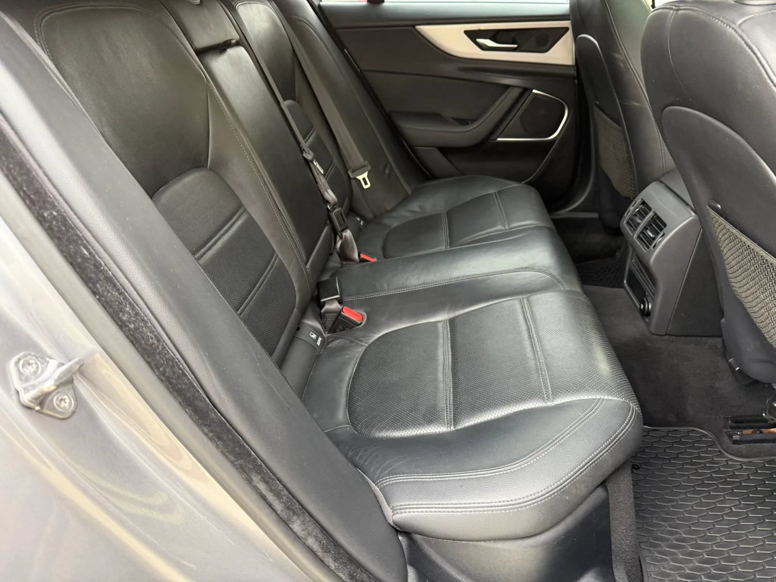 Used 2020 Jaguar XE S RWD image 15