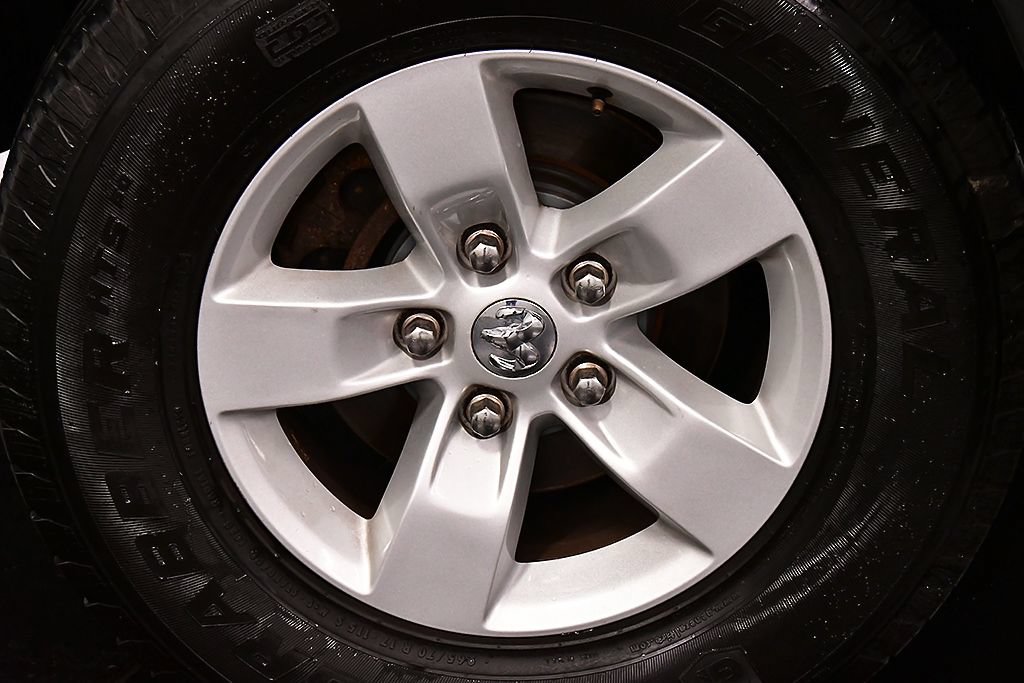 Used 2019 RAM 1500 Express AWD/4WD image 9