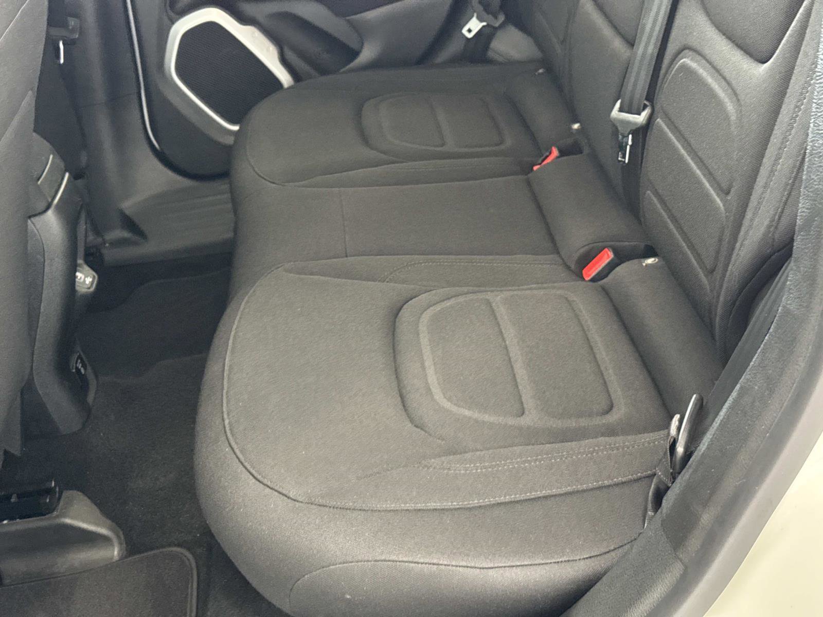 Used 2018 Jeep Renegade Latitude w/ UConnect 8.4 Nav Group FWD image 5