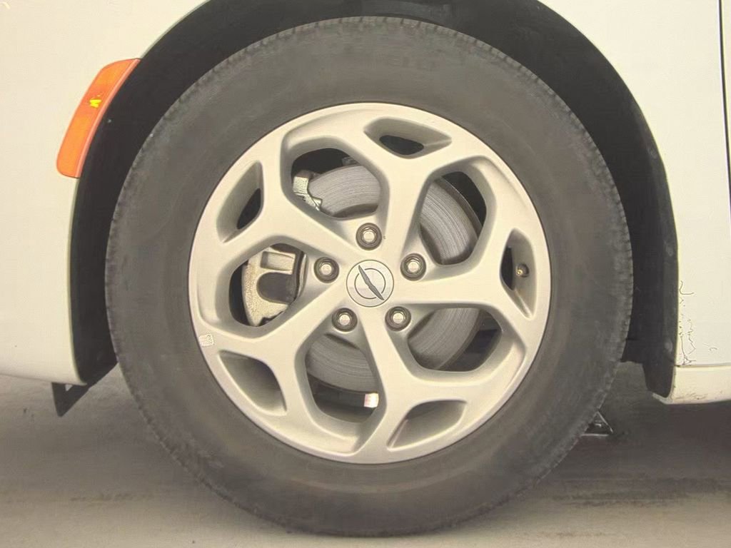 Used 2024 Chrysler Pacifica Limited image 16