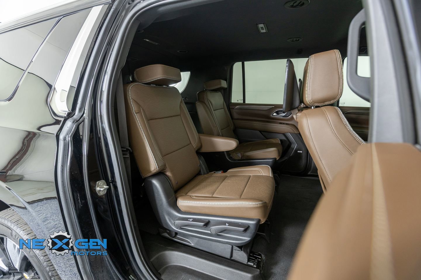 Used 2024 Chevrolet Suburban High Country w/ Advanced Technology Package image 38