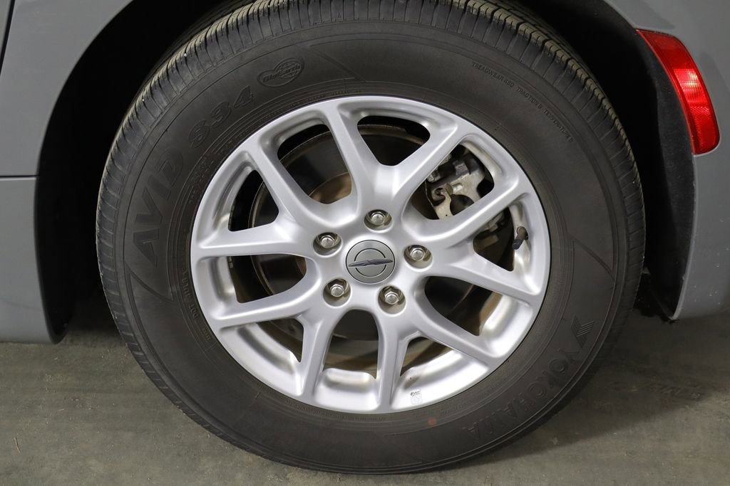 Used 2023 Chrysler Pacifica Touring-L image 40