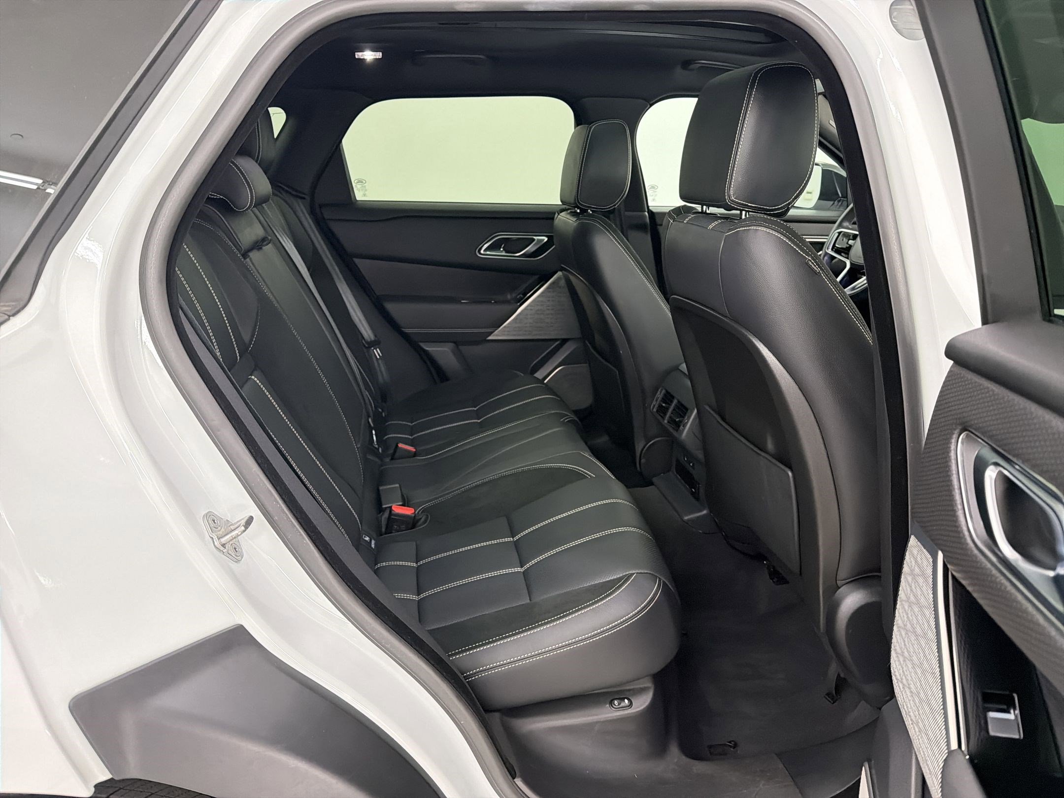 Used 2022 Land Rover Range Rover Velar R-Dynamic S image 25