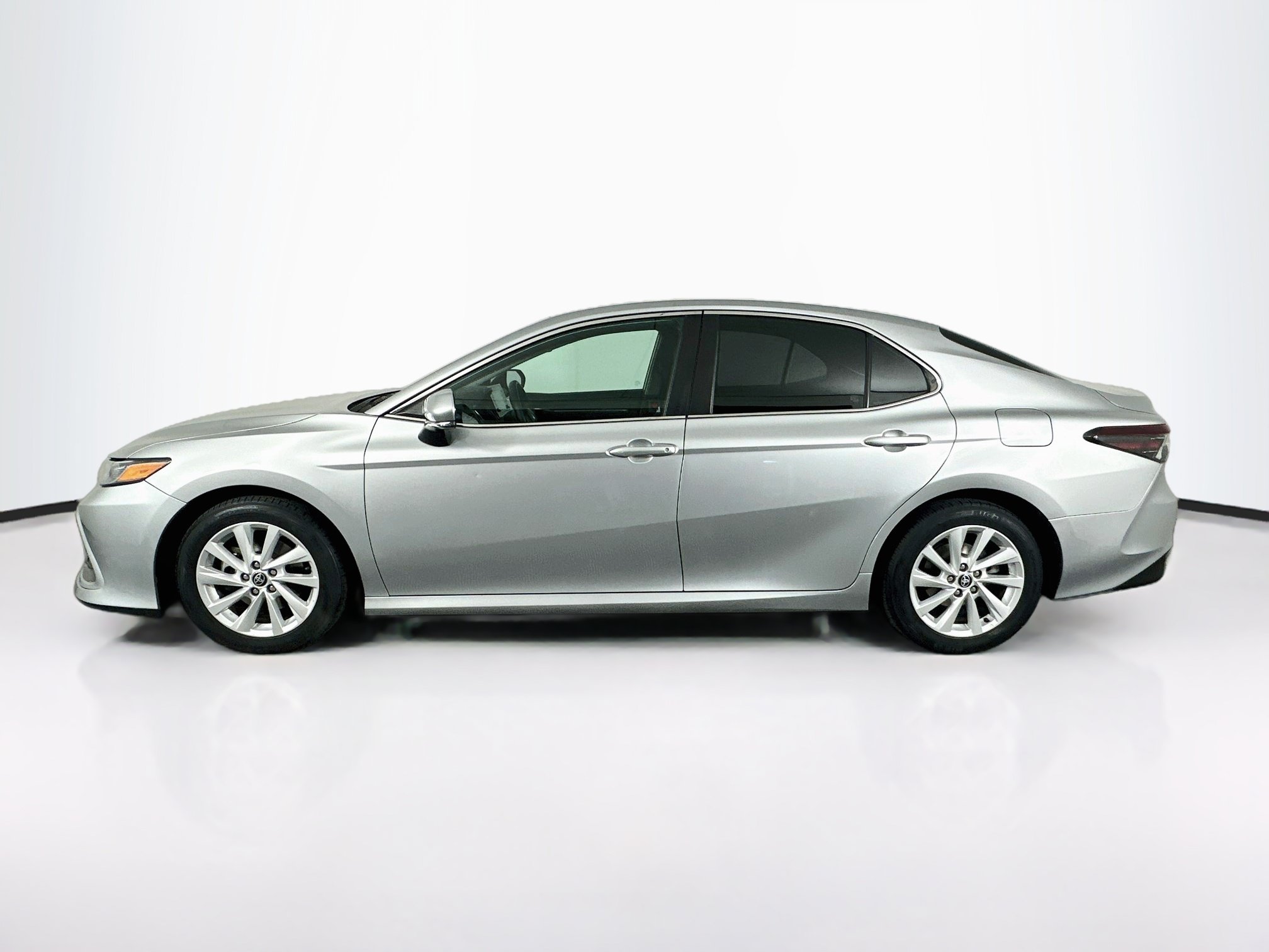 Used 2022 Toyota Camry LE FWD image 4