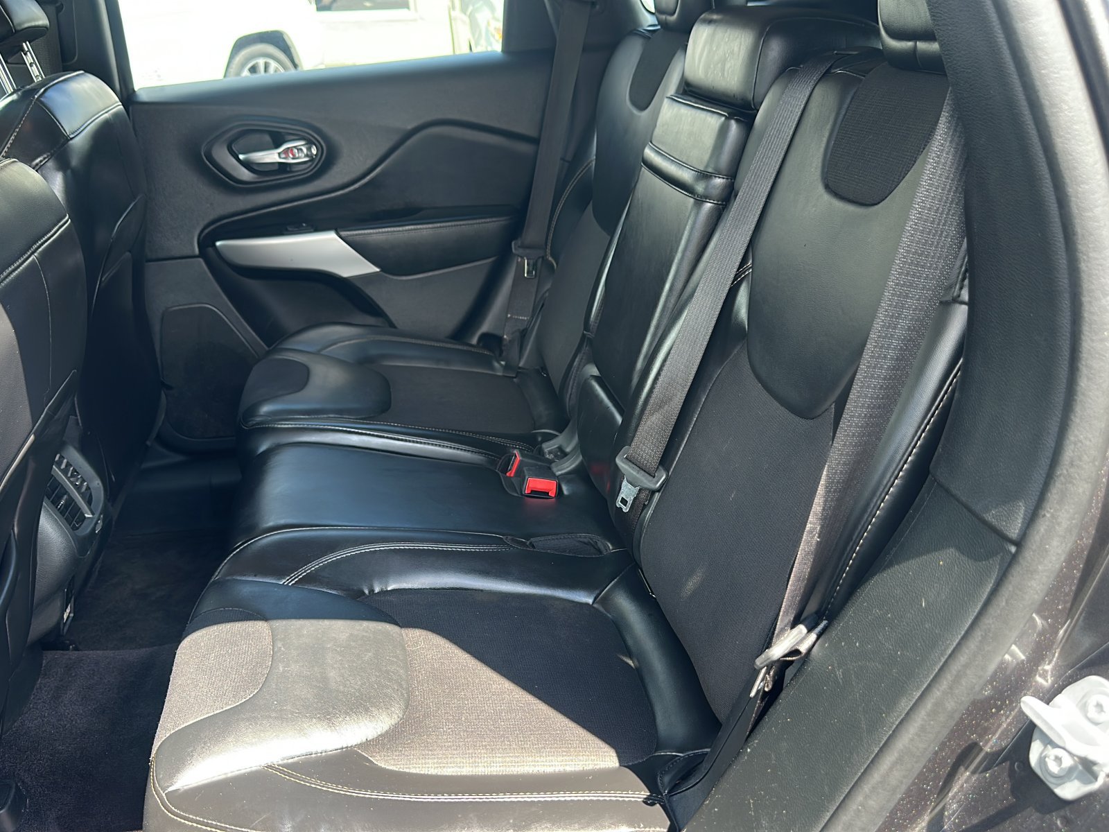 Used 2018 Jeep Cherokee Latitude Plus FWD image 23