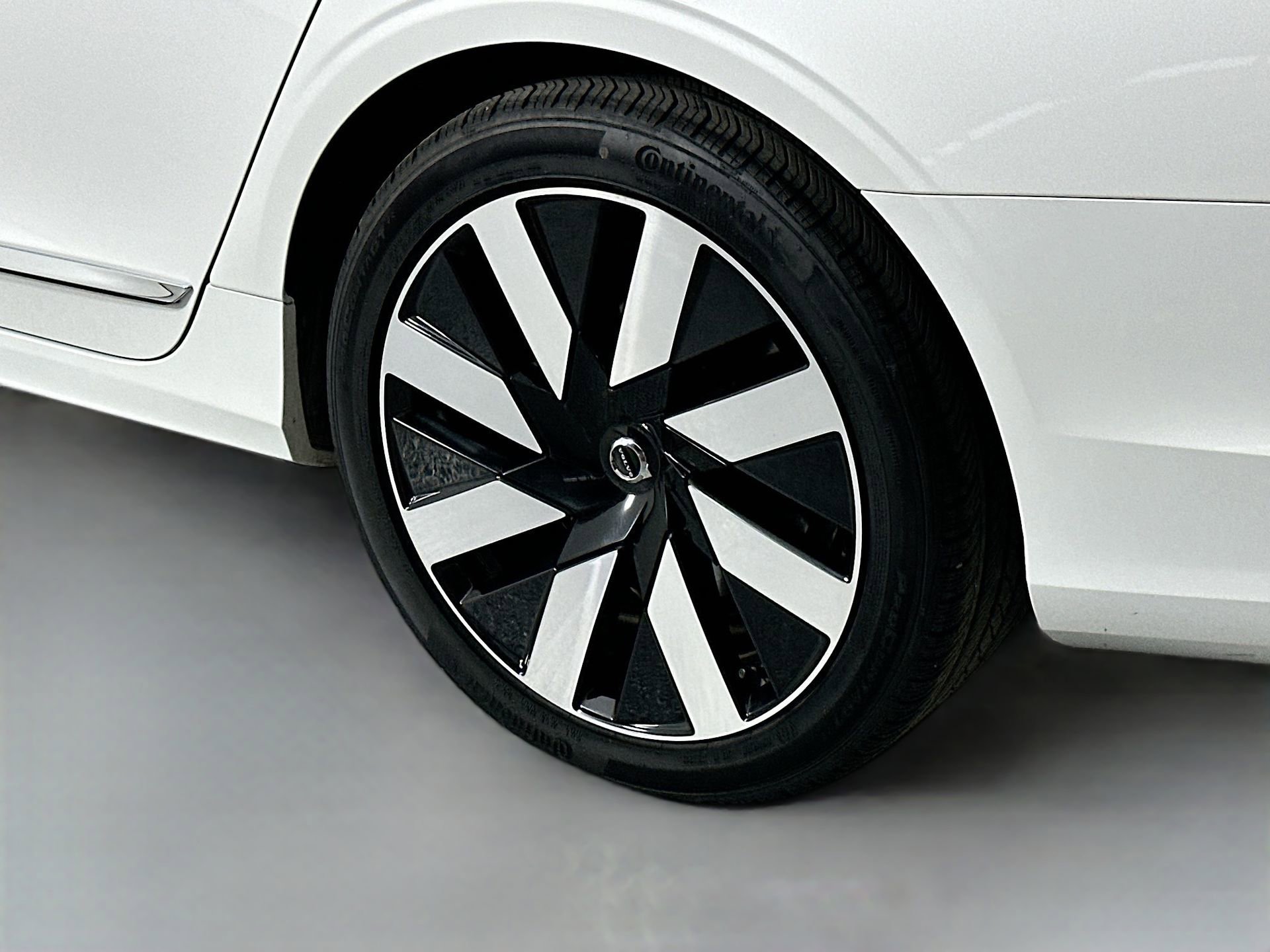 New 2025 Volvo S90 T8 Ultra image 9