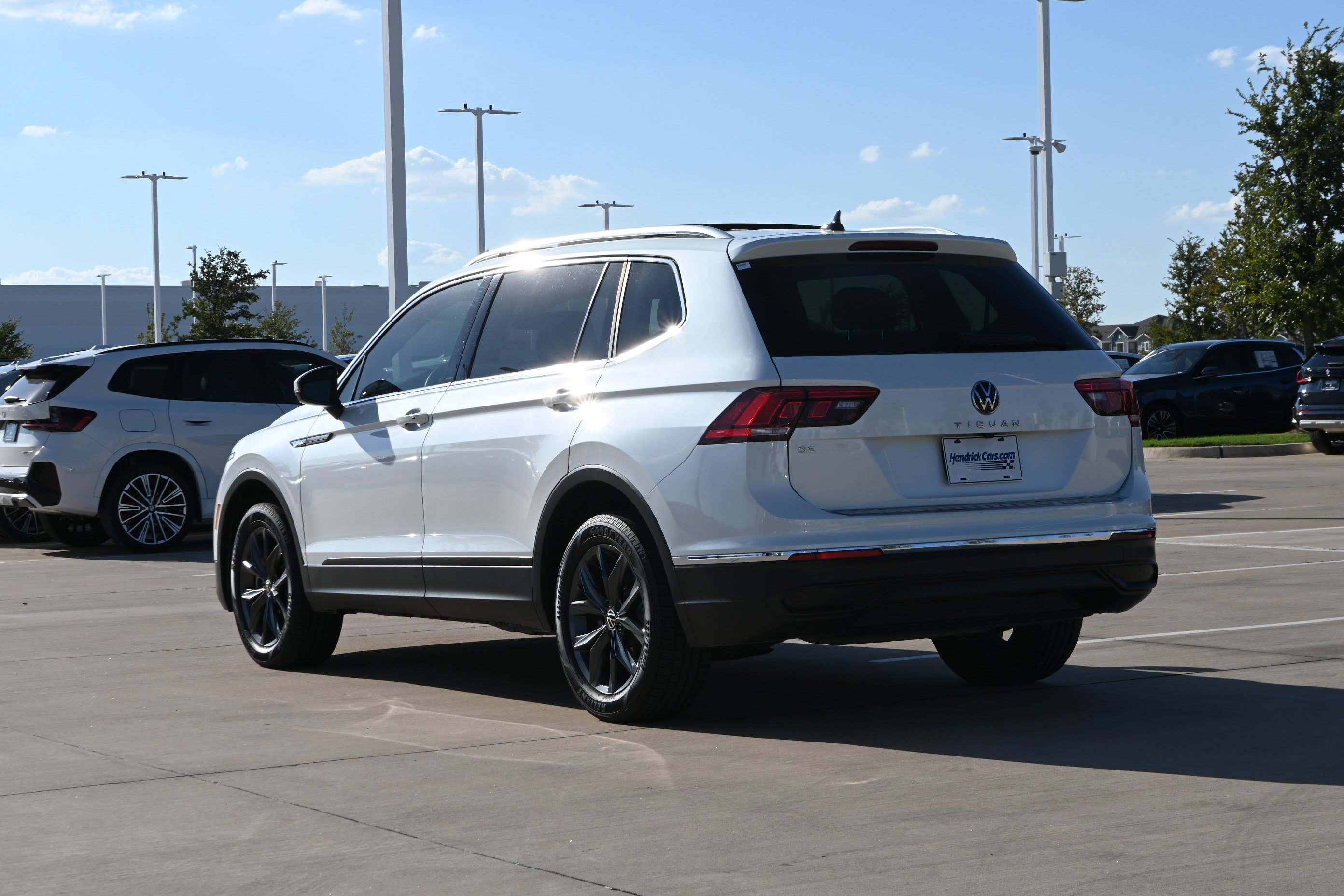 Used 2023 Volkswagen Tiguan SE w/ Panoramic Sunroof Package FWD image 7