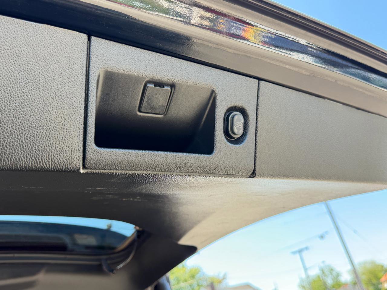 Used 2018 Cadillac Escalade Luxury AWD/4WD image 35
