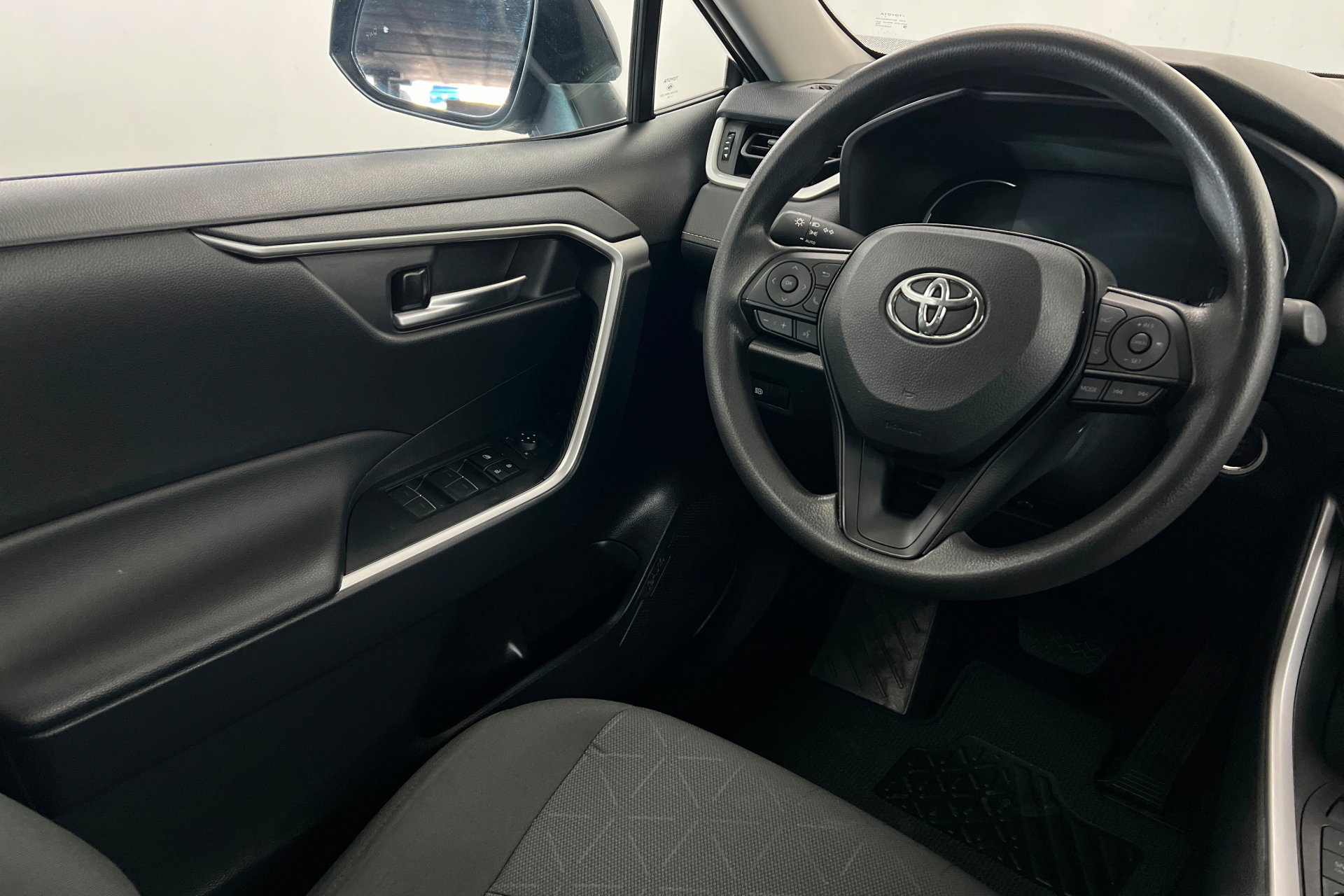 Used 2024 Toyota RAV4 XLE AWD/4WD image 12