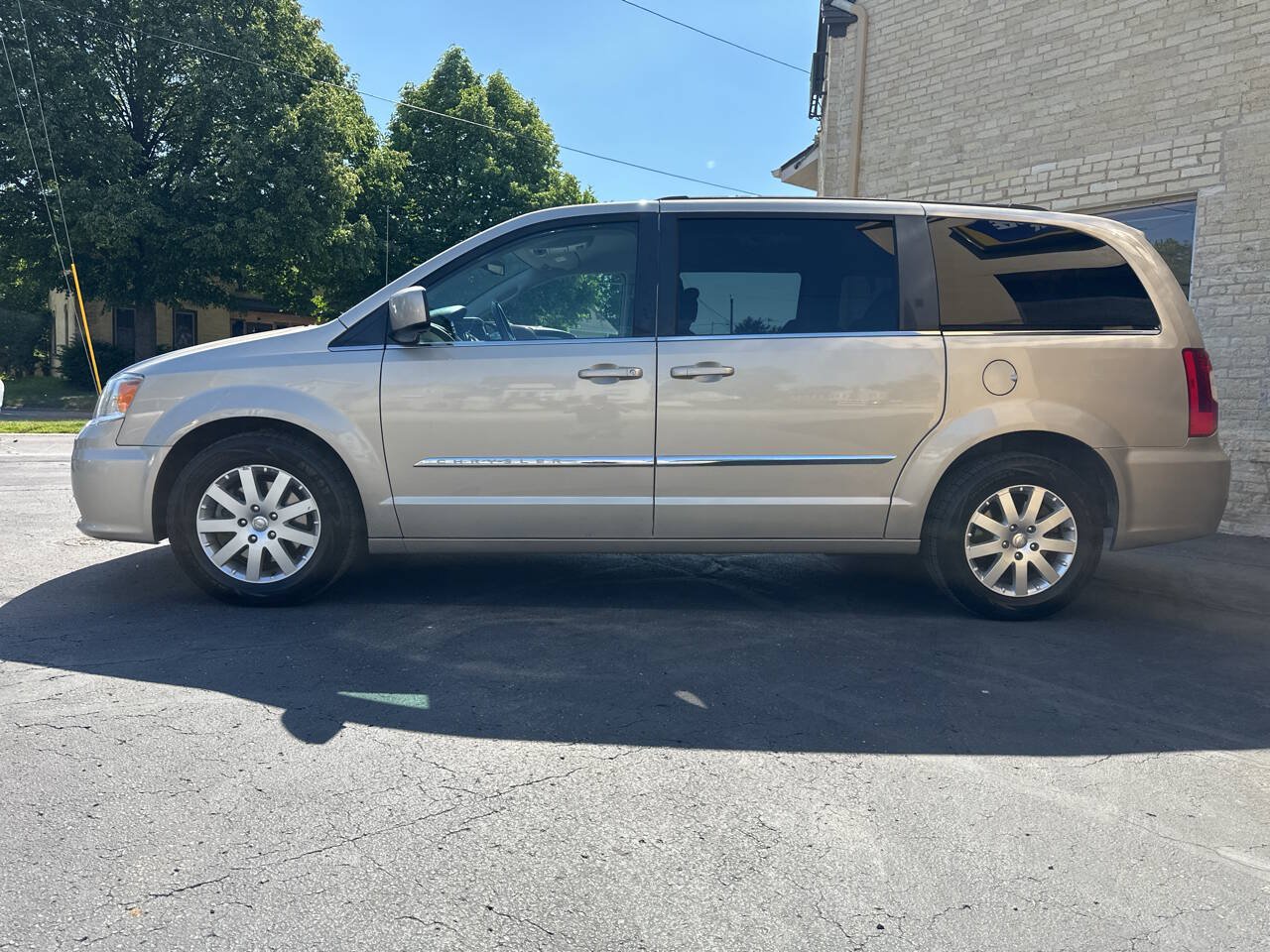 Used 2015 Chrysler Town & Country Touring FWD image 2