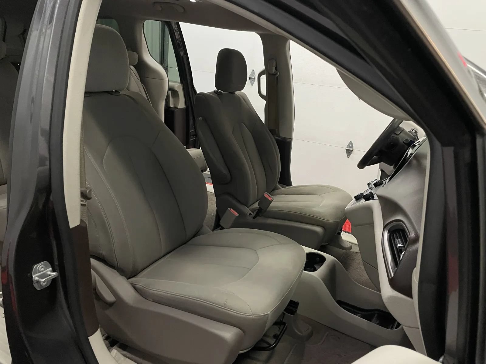 Used 2018 Chrysler Pacifica LX FWD image 40