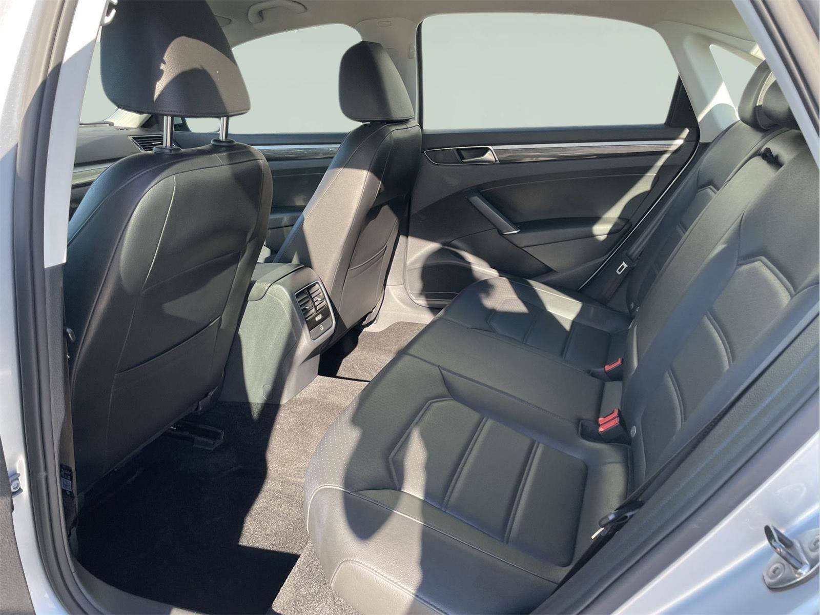 Used 2018 Volkswagen Passat 2.0T SE FWD image 13