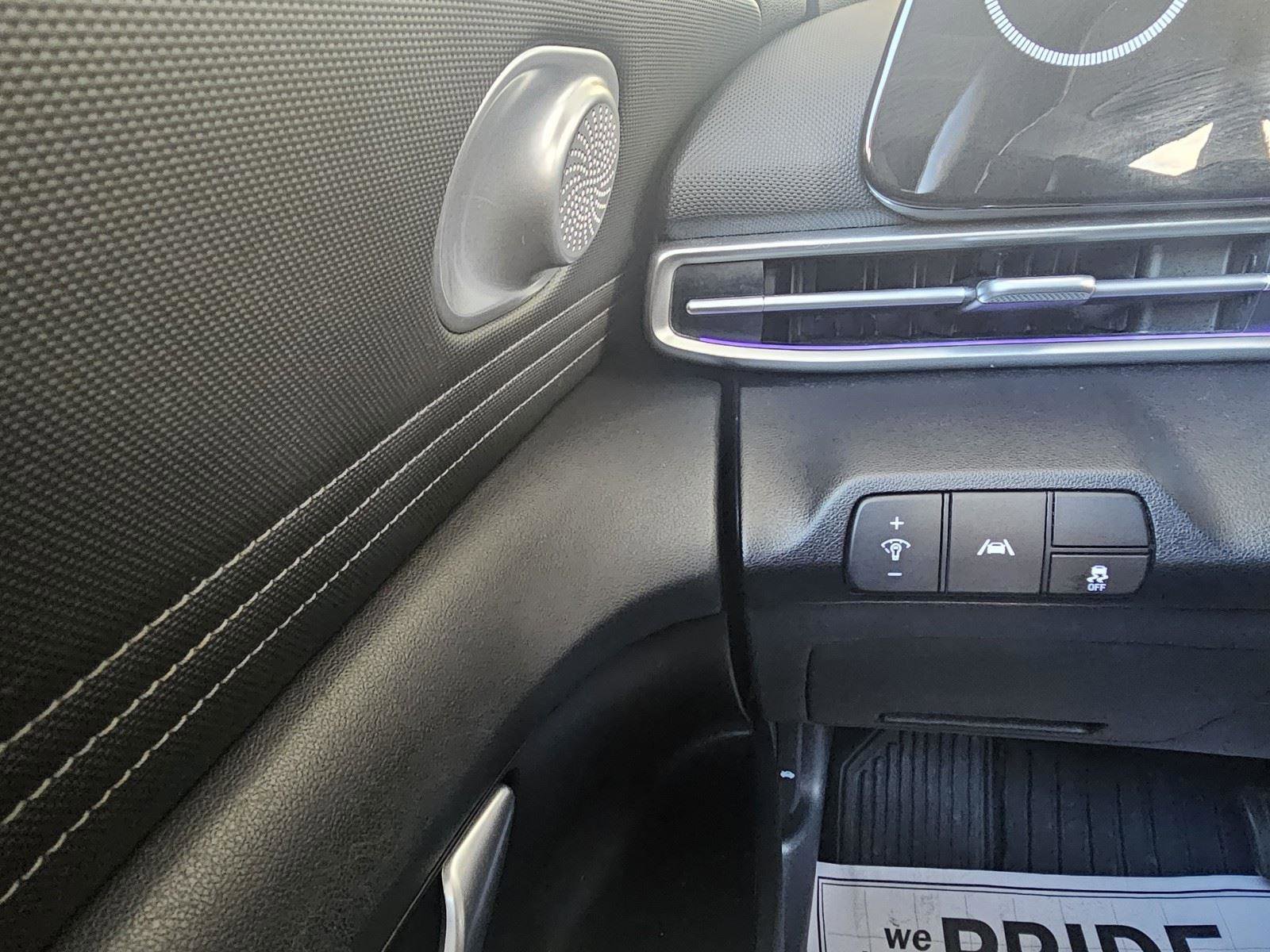 Used 2021 Hyundai Elantra Limited image 24