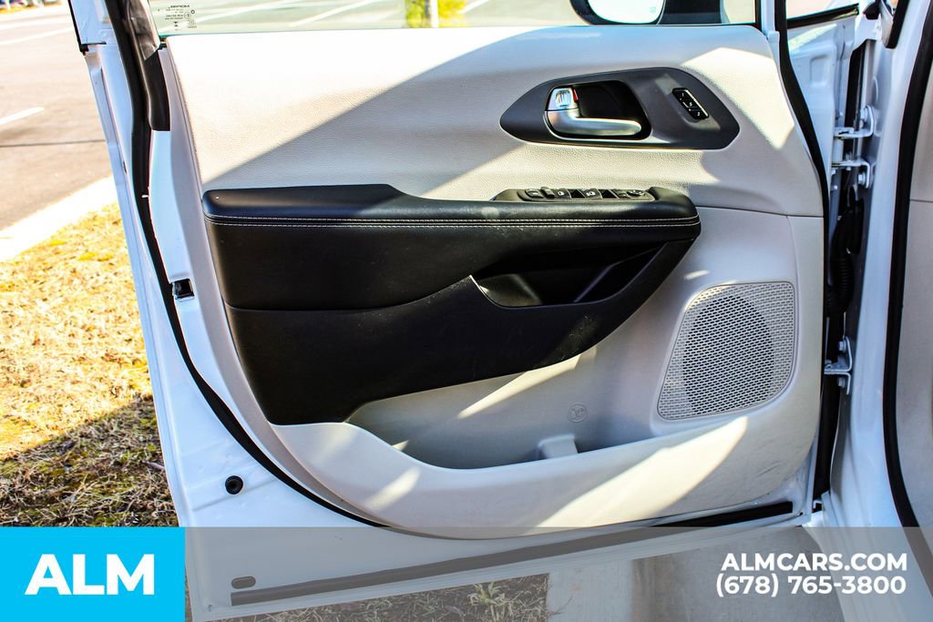 Used 2023 Chrysler Pacifica Touring-L image 41