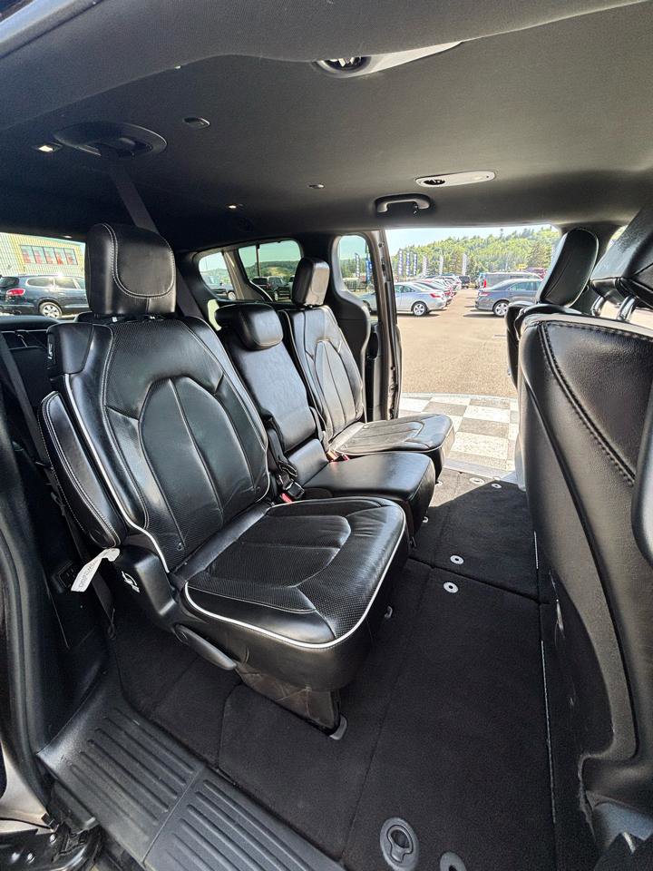 Used 2018 Chrysler Pacifica Limited FWD image 31