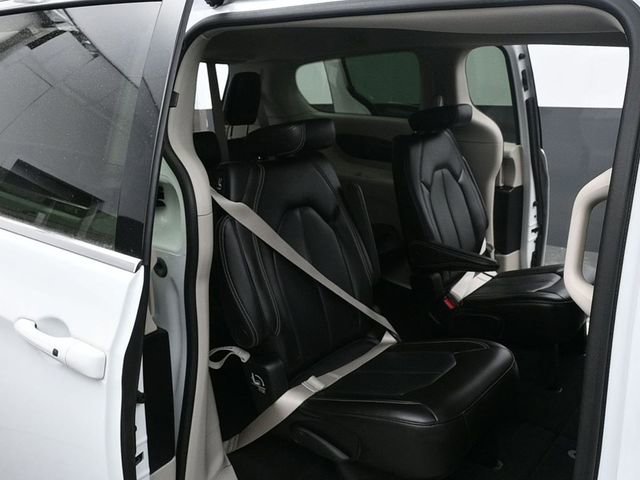 Used 2023 Chrysler Pacifica Touring-L image 10