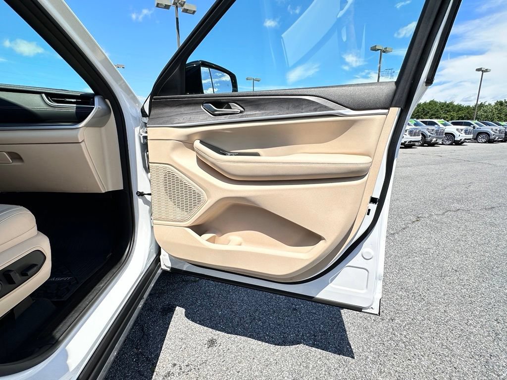 Used 2023 Jeep Grand Cherokee Limited AWD/4WD image 15