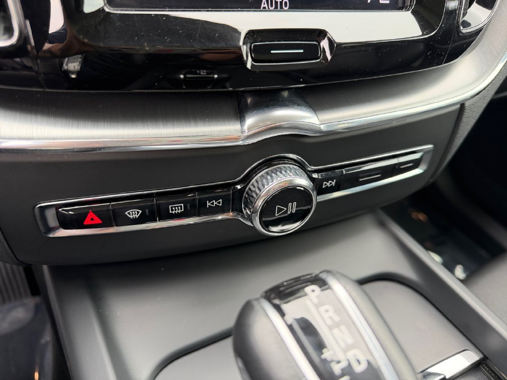 Used 2019 Volvo XC60 T5 Momentum w/ Premium Package AWD/4WD image 24