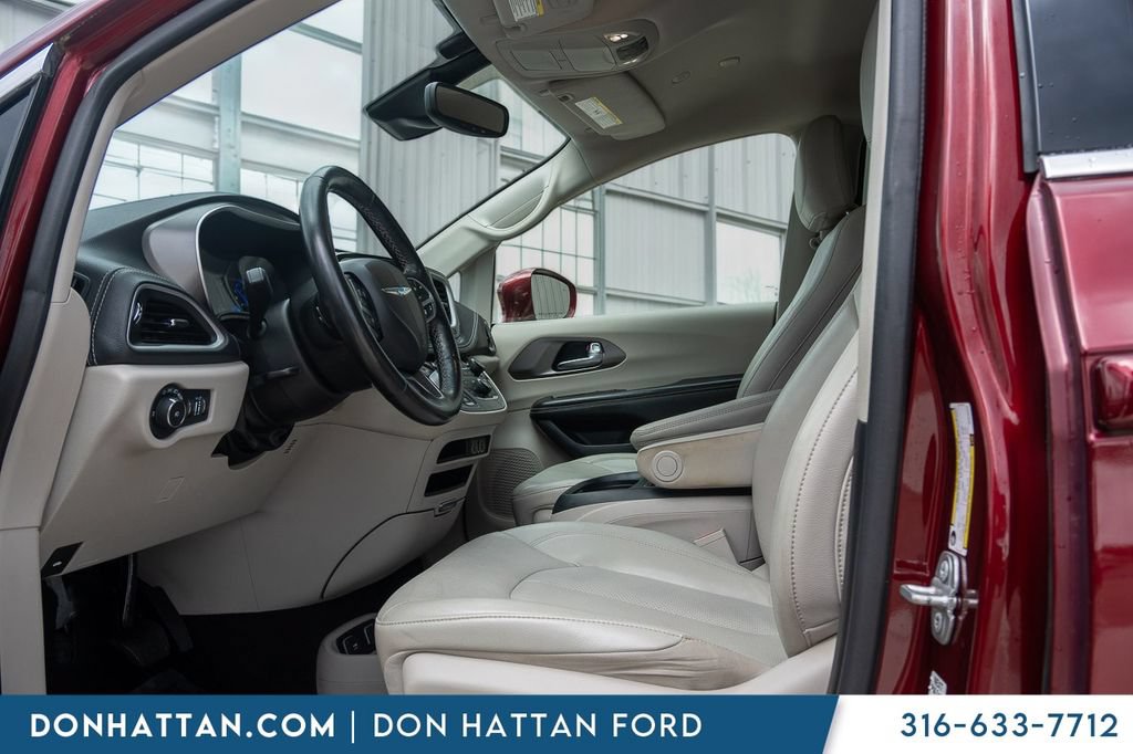 Used 2021 Chrysler Pacifica Touring-L FWD image 3