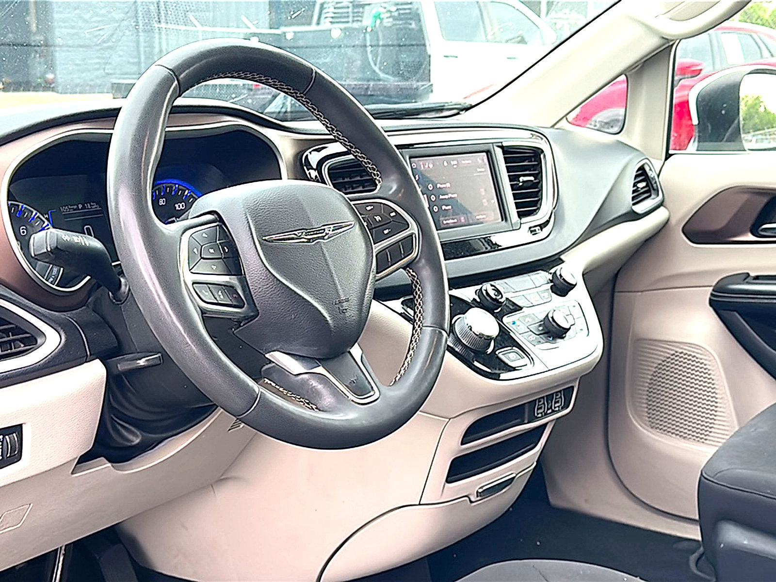 Used 2022 Chrysler Voyager LX FWD image 10