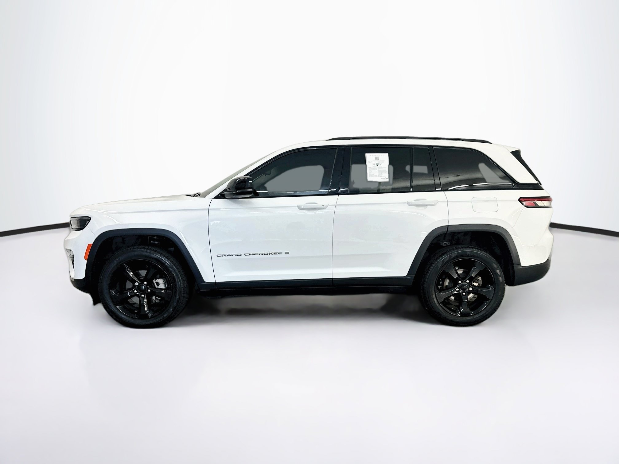 Used 2023 Jeep Grand Cherokee Limited w/ Black Appearance Package AWD/4WD image 4