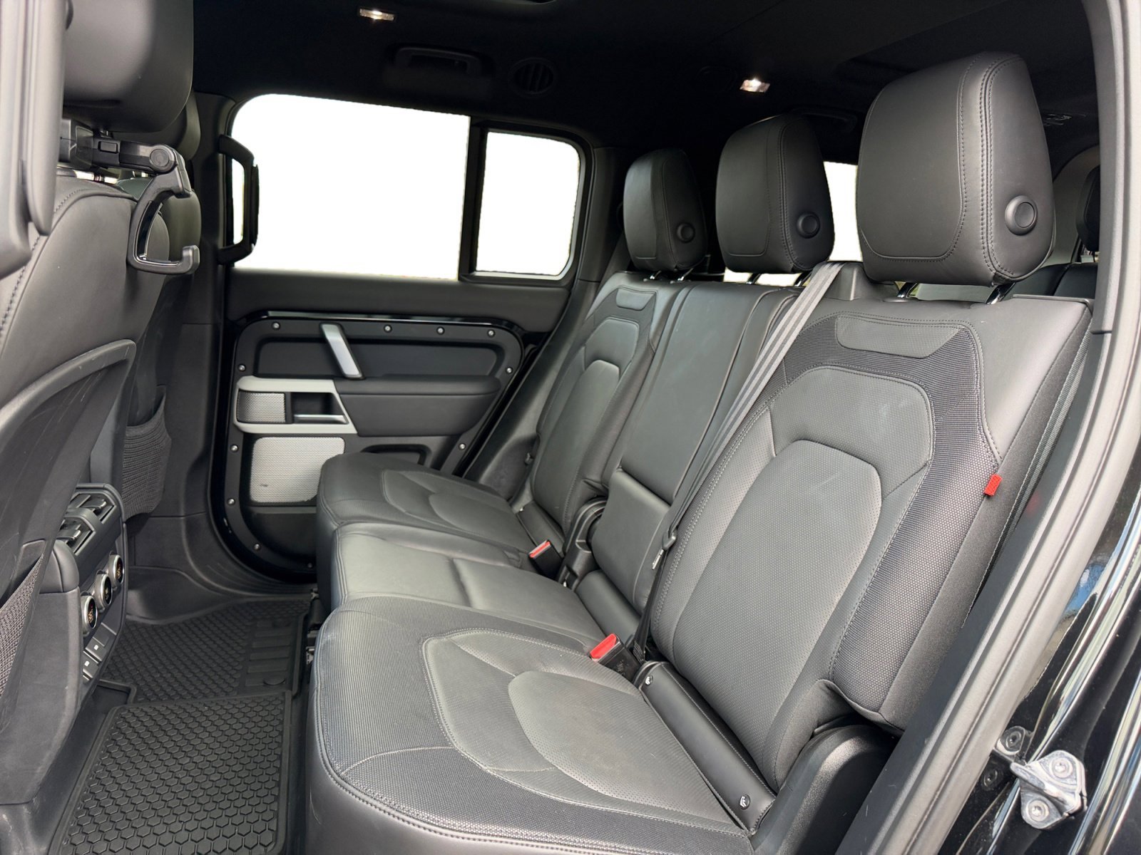 Used 2023 Land Rover Defender 130 X-Dynamic SE image 16