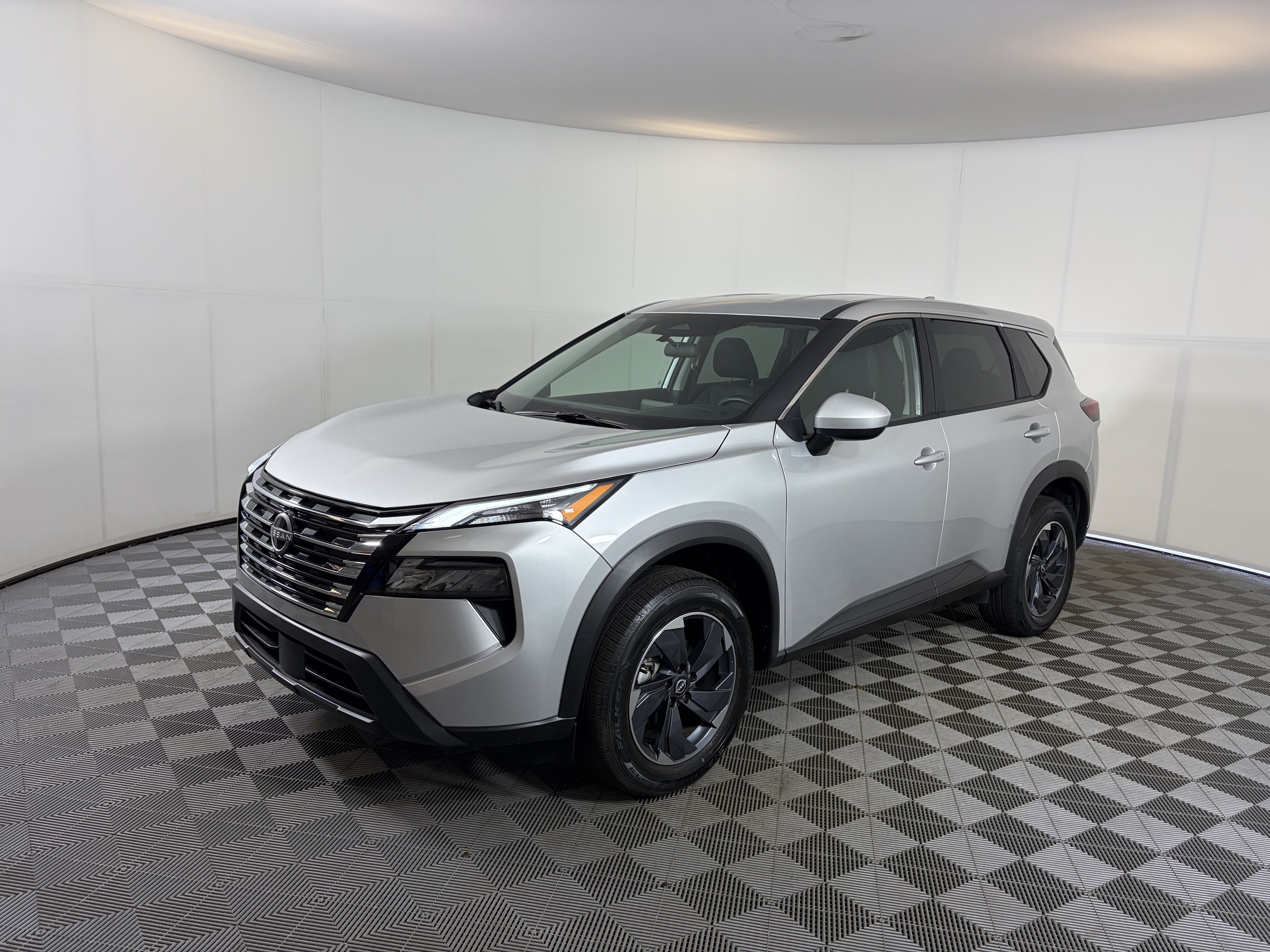 Used 2024 Nissan Rogue SV FWD image 2