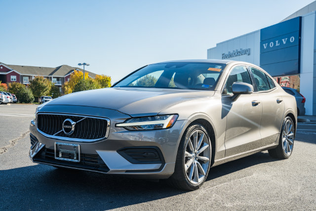Used 2019 Volvo S60 T5 Momentum w/ Premium Package FWD image 3