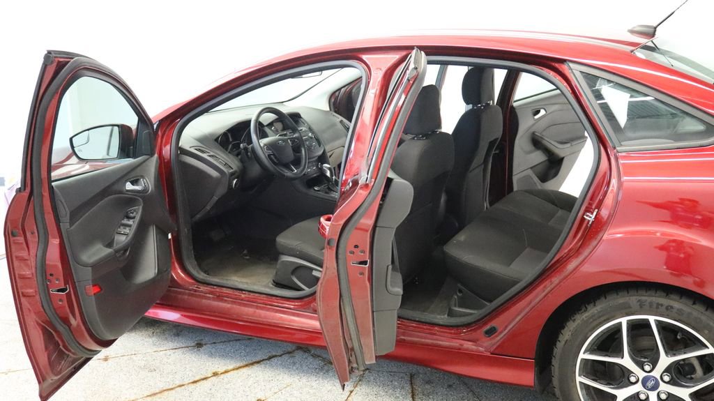 Used 2015 Ford Focus SE w/ SE Sport Package image 12