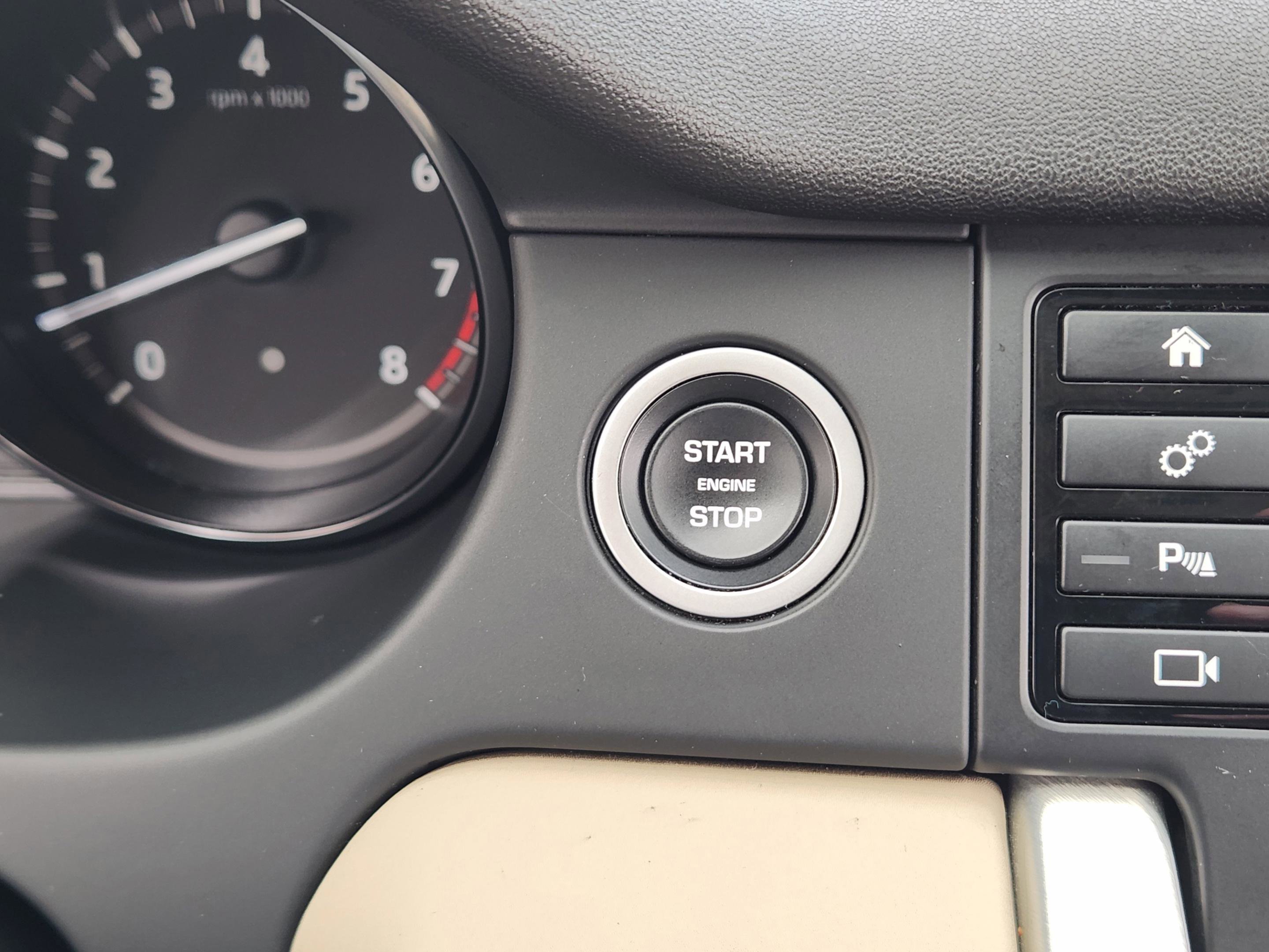 Used 2019 Land Rover Discovery Sport HSE AWD/4WD image 14