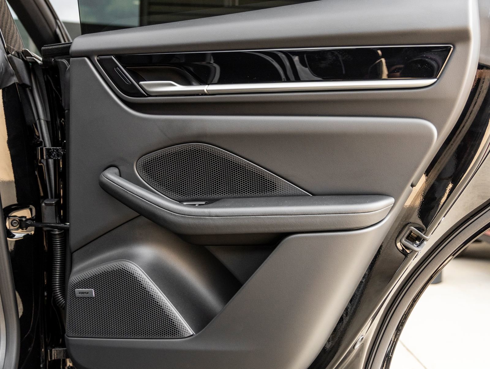 Certified 2025 Porsche Macan Electric image 33