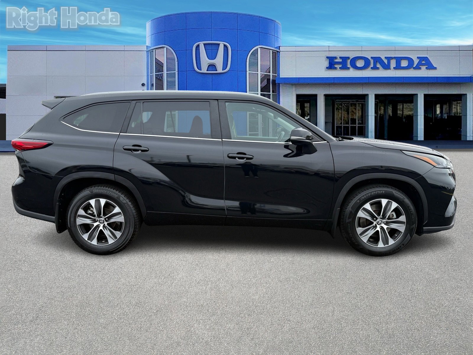 Used 2023 Toyota Highlander XLE image 8