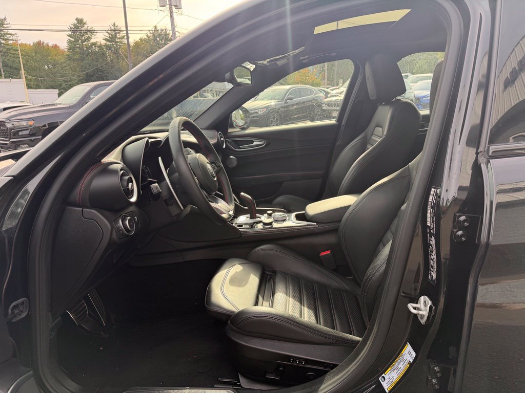 Used 2023 Alfa Romeo Giulia Estrema AWD/4WD image 9