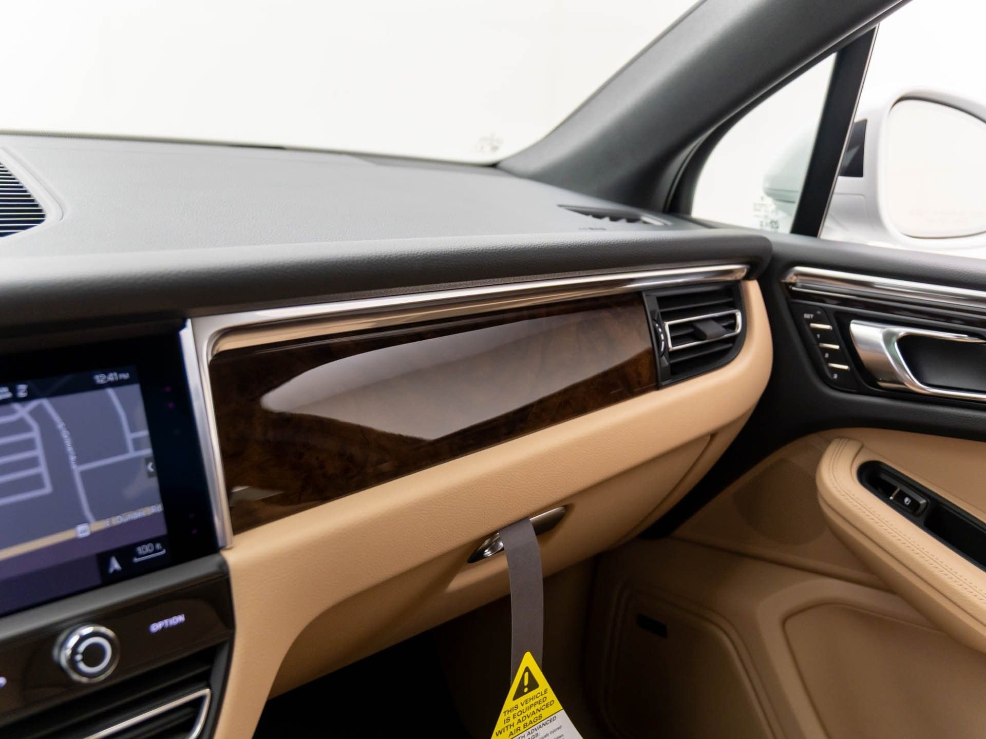 Certified 2025 Porsche Macan image 27