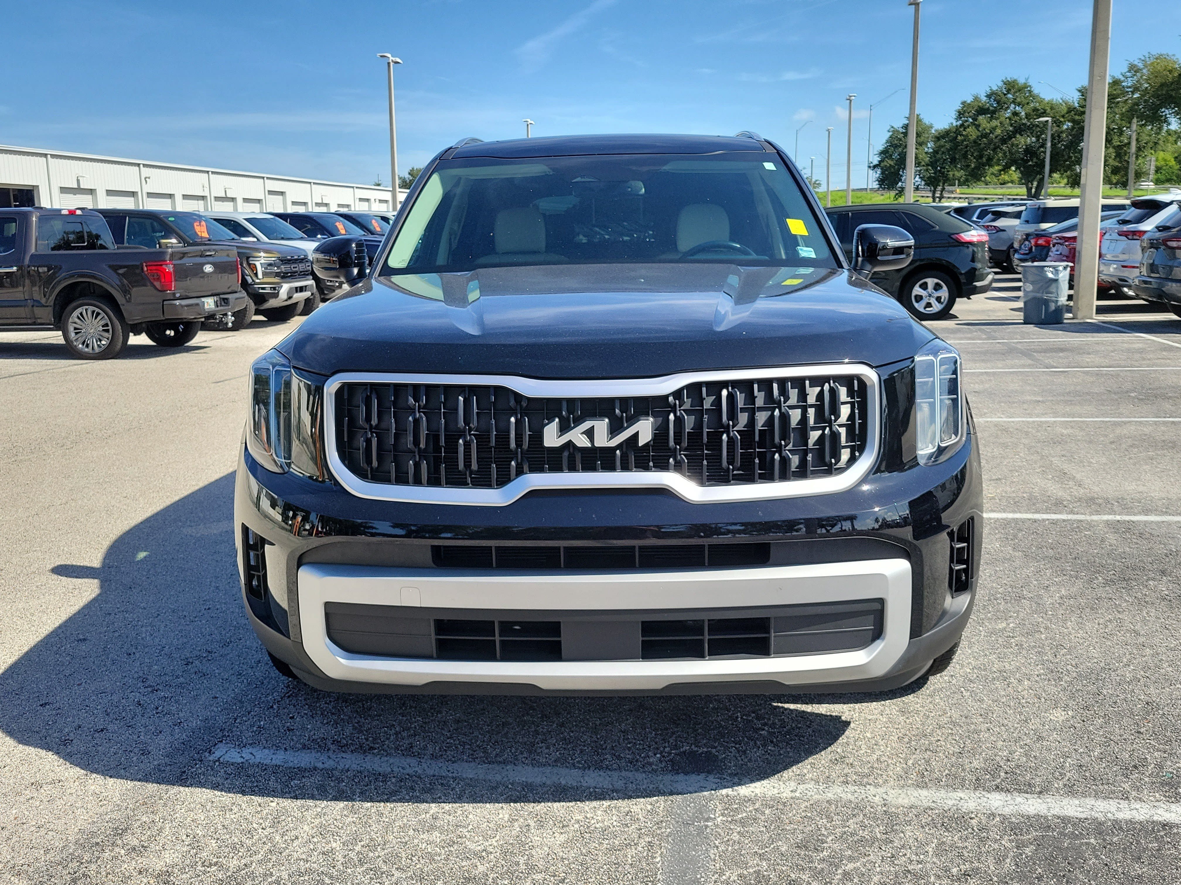 Used 2024 Kia Telluride EX w/ EX Captain's Chair Package FWD image 2