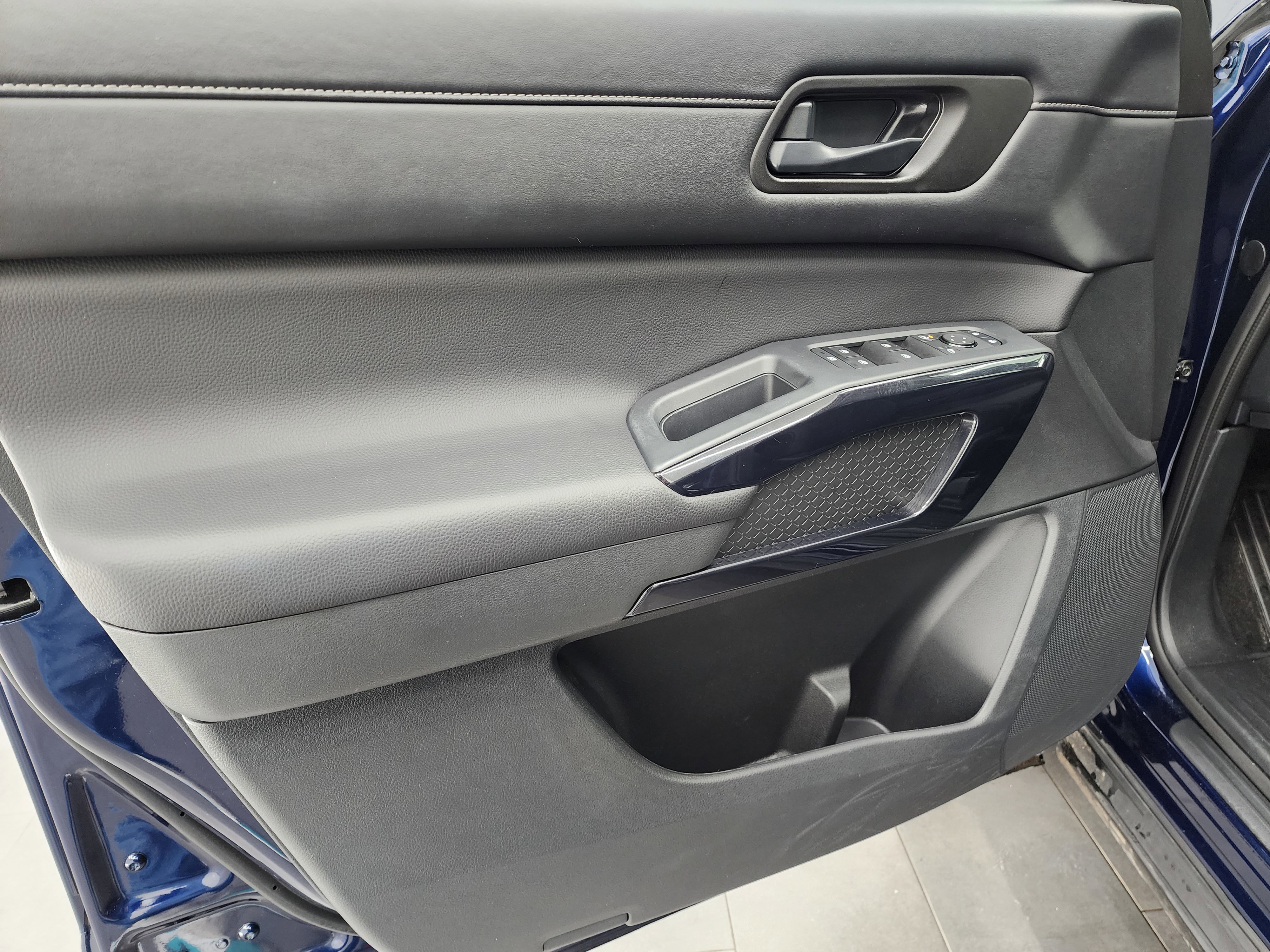 Used 2025 Nissan Pathfinder SV image 36