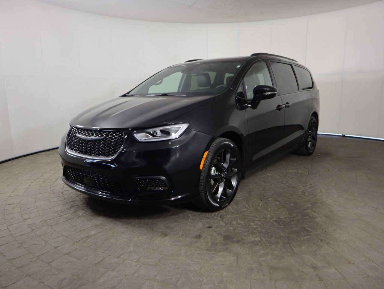 Used 2025 Chrysler Pacifica Limited image 4