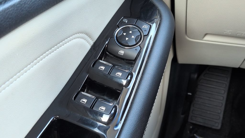 Used 2018 Ford Edge Titanium FWD image 18