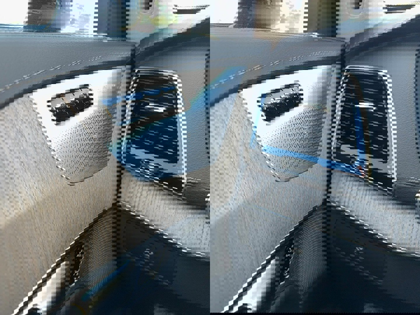 Certified 2023 Volvo XC90 B6 Ultimate w/ Lounge Package image 19