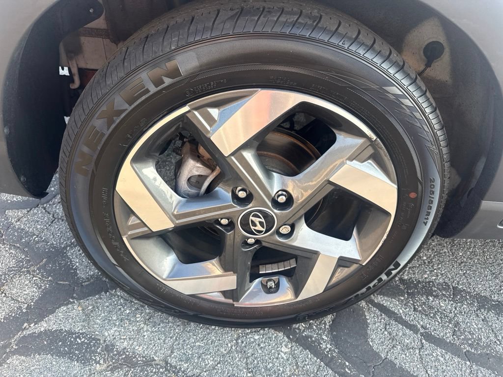 Used 2024 Hyundai Venue Limited FWD image 11