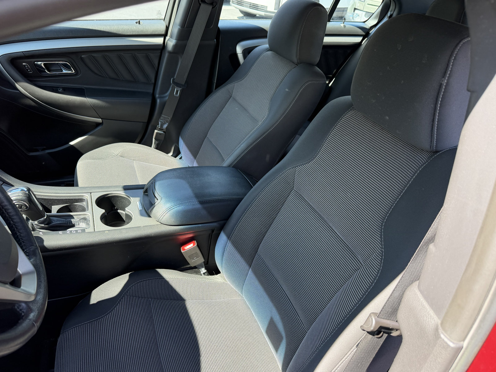 Used 2018 Ford Taurus SEL FWD image 29