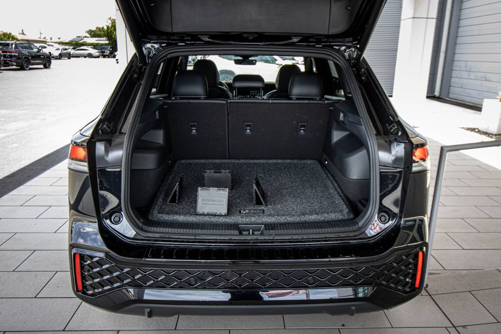 Certified 2025 Volkswagen Tiguan SE R-Line FWD image 18