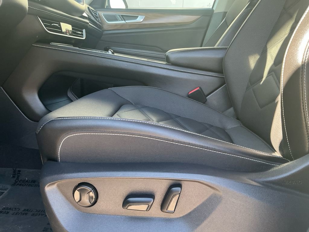 Used 2025 Volkswagen Atlas SE image 25