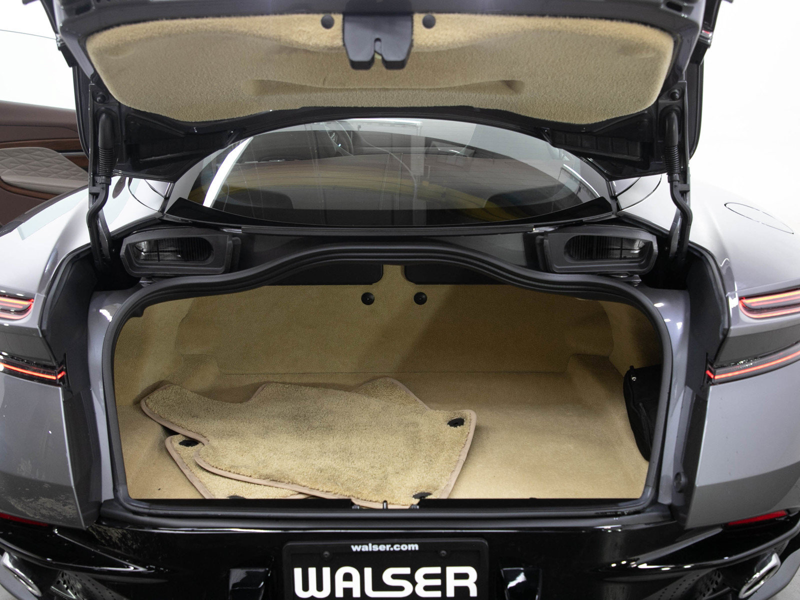 Used 2025 Aston Martin DB12 Coupe RWD image 12