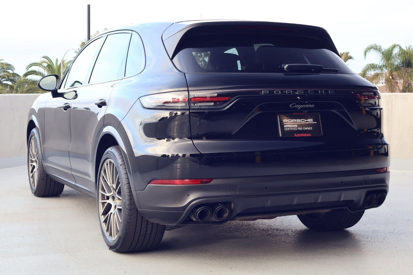 Certified 2023 Porsche Cayenne Platinum Edition image 3