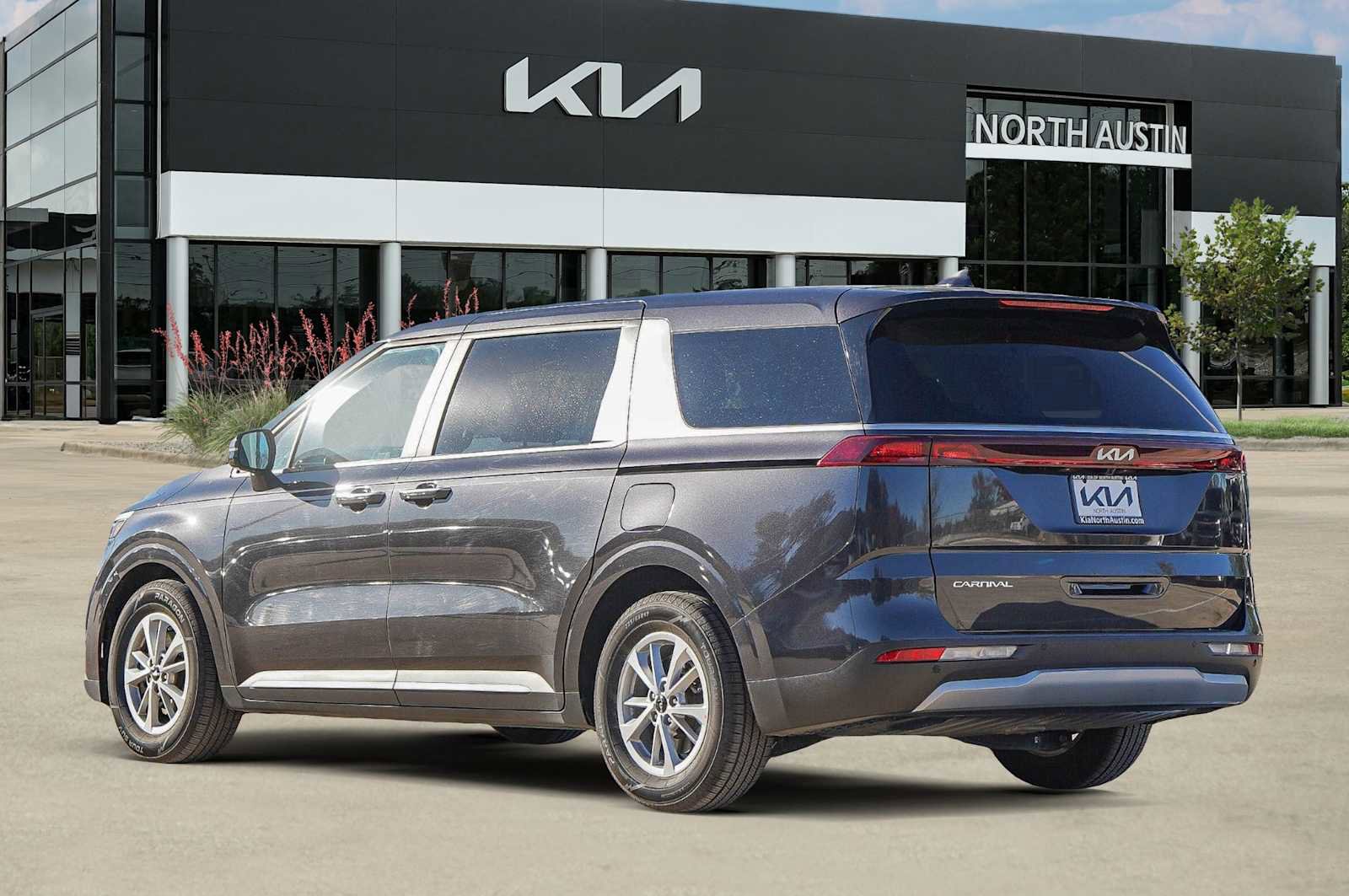 Certified 2024 Kia Carnival LX image 5